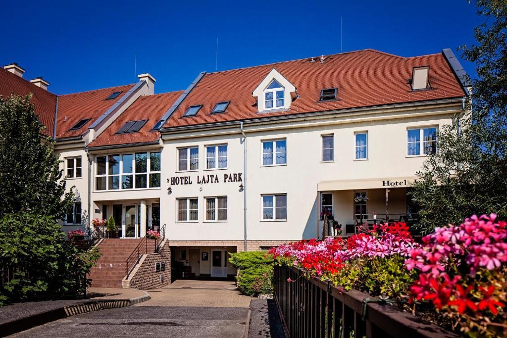 Hotel Lajta Park Mosonmagyarovar Bagian luar foto