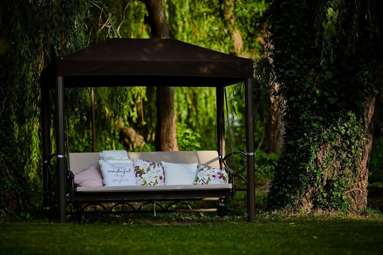 Hotel Lajta Park Mosonmagyarovar Bagian luar foto